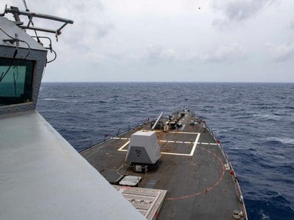 El destructor del USS Mustin navega cerca de las islas Paracel en el Mar Meridional de China (US Navy)