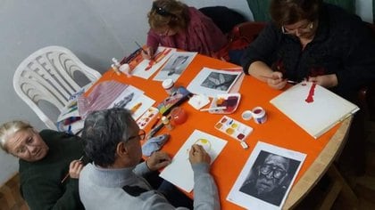 Adultos mayores en plena actividad artística, en el centro "El laberinto de Chas". 