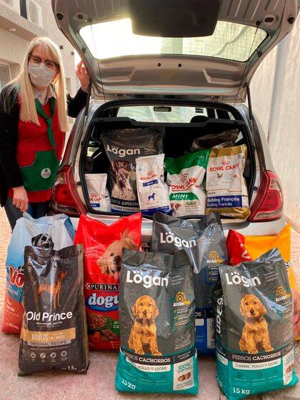 Beatriz Gómez vende alimentos para perros para sobrevivir