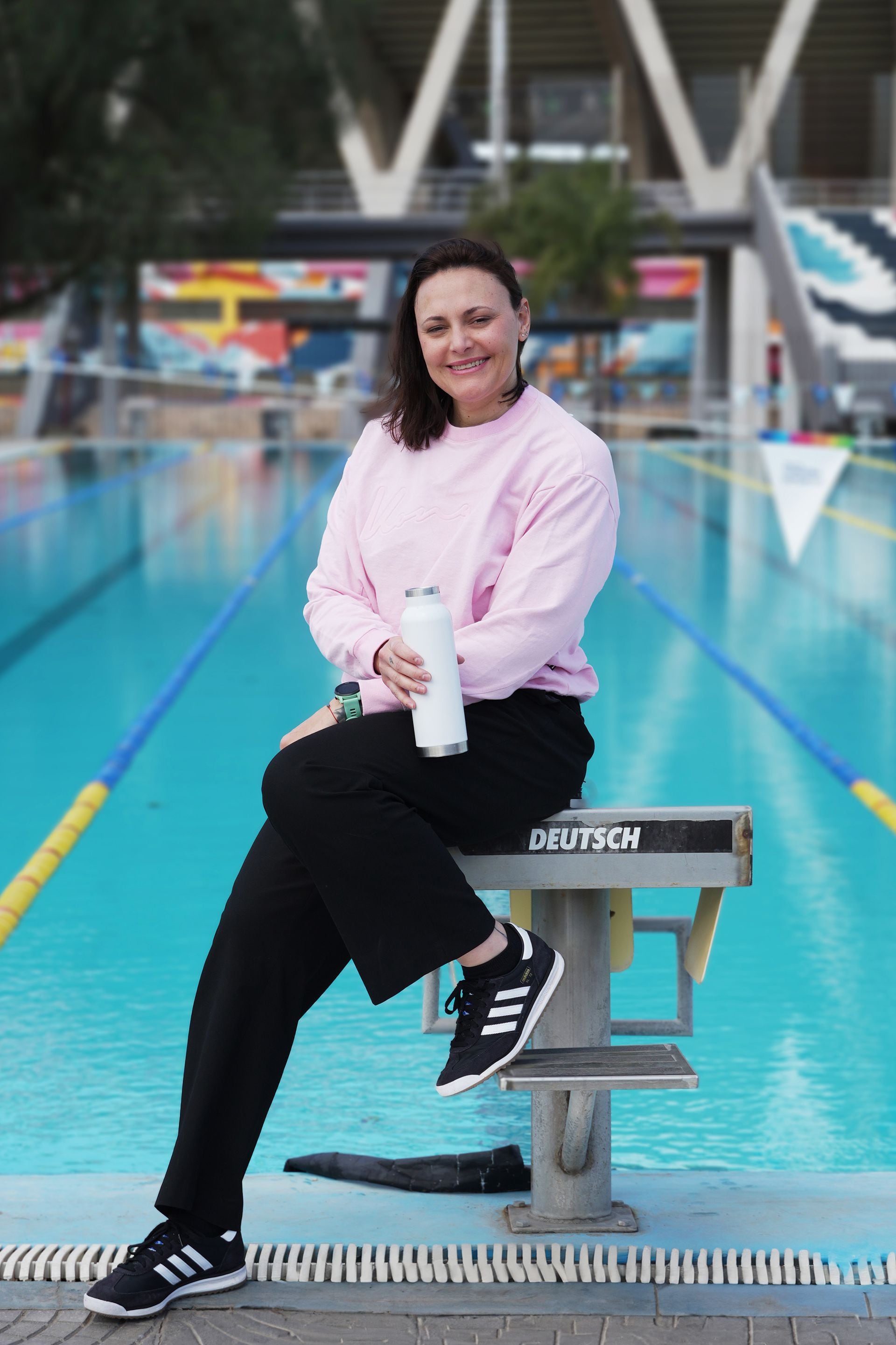 Estas deportistas representan la lucha y la superación personal, enviando un mensaje de resiliencia y autocuidado frente al cáncer de mama. En la imagen, Georgina Bardach, exnadadora argentina, que obtuvo la medalla de bronce en los Juegos Olímpicos de Atenas 2004 (Crédito: Rodrigo Zalazar)