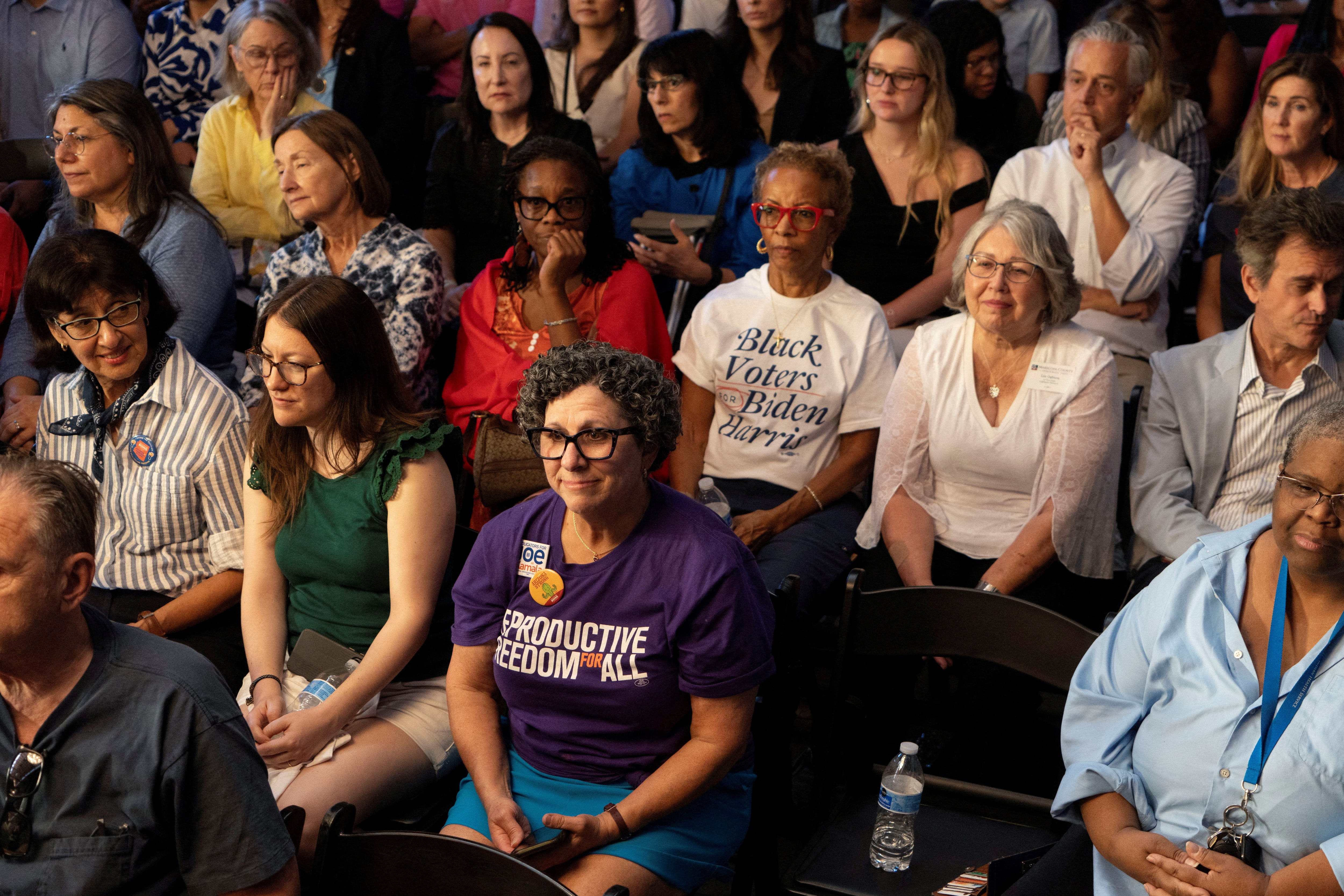 Partidarios escuchan mientras la vicepresidenta de Estados Unidos, Kamala Harris, habla sobre los derechos reproductivos en el segundo aniversario de la revocación del fallo Roe v. Wade, en Phoenix, Arizona, Estados Unidos, el 24 de junio de 2024. REUTERS/Rebecca Noble/Foto de archivo