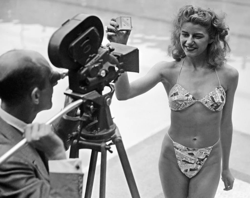 La nudista de 19 años, Micheline Bernardini fue la única que se atrevió a usarlo