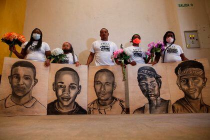 Relatives of the victims of the Llano Verde massacre, today hold their portraits during a commemorative event in Cali (Colombia).  EFE / Ernesto Guzmán Jr
