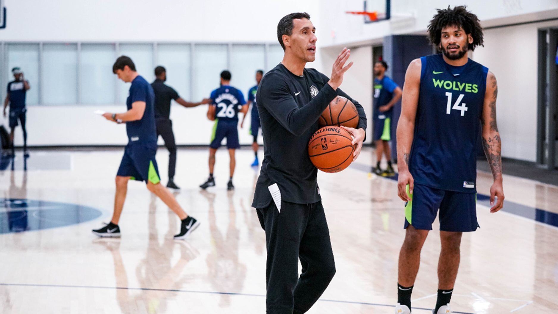 Pablo Prigioni, asistente principal de los Wolves. (Cody Sharrett / Timberwolves)