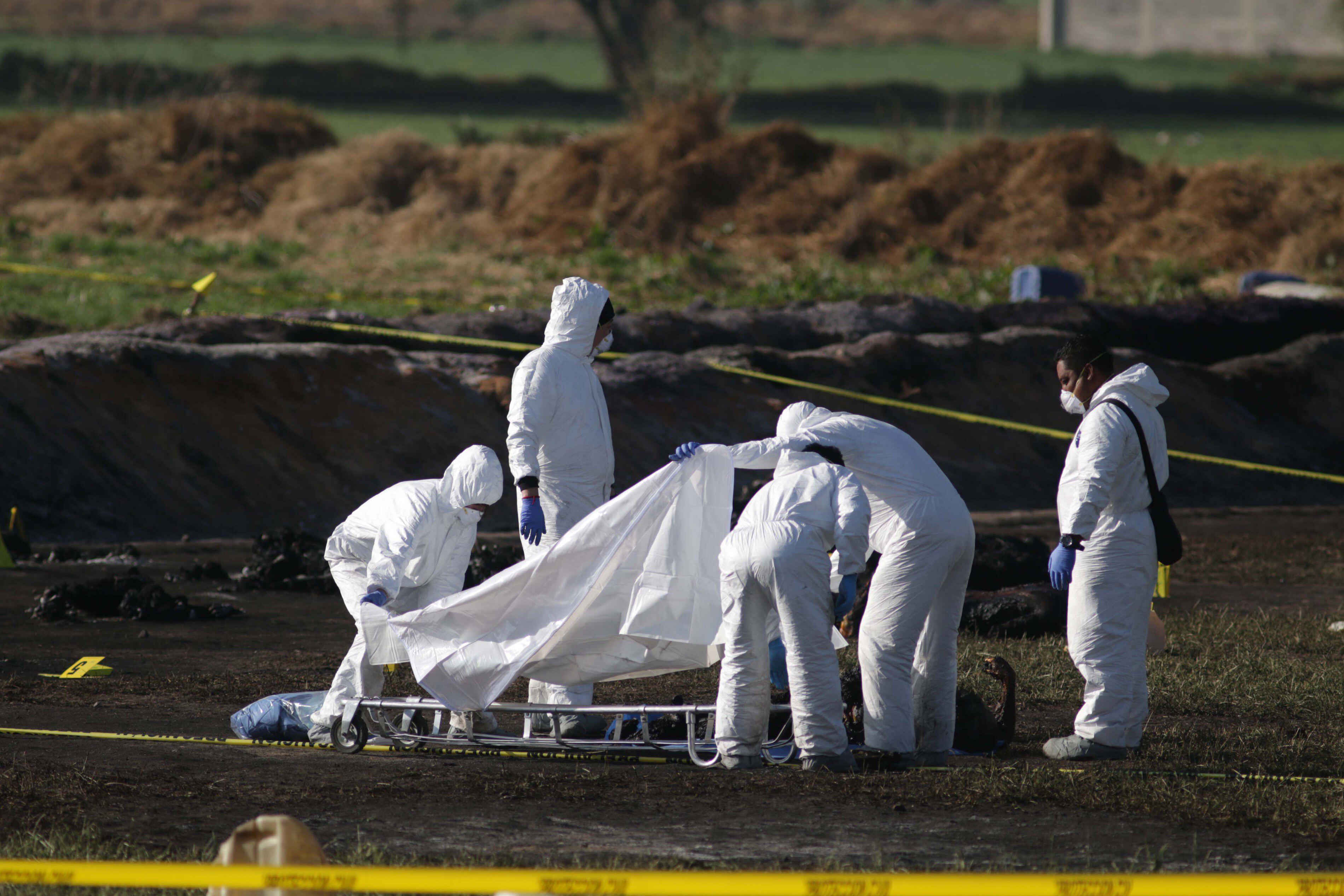 Expertos forenses trabajan donde varias decenas de personas han muerto al estallar una toma clandestina de gasolina de Petróleos Mexicanos (Pemex) en en Tlahuelilpan EFE/Jorge Dan López/Archivo. 