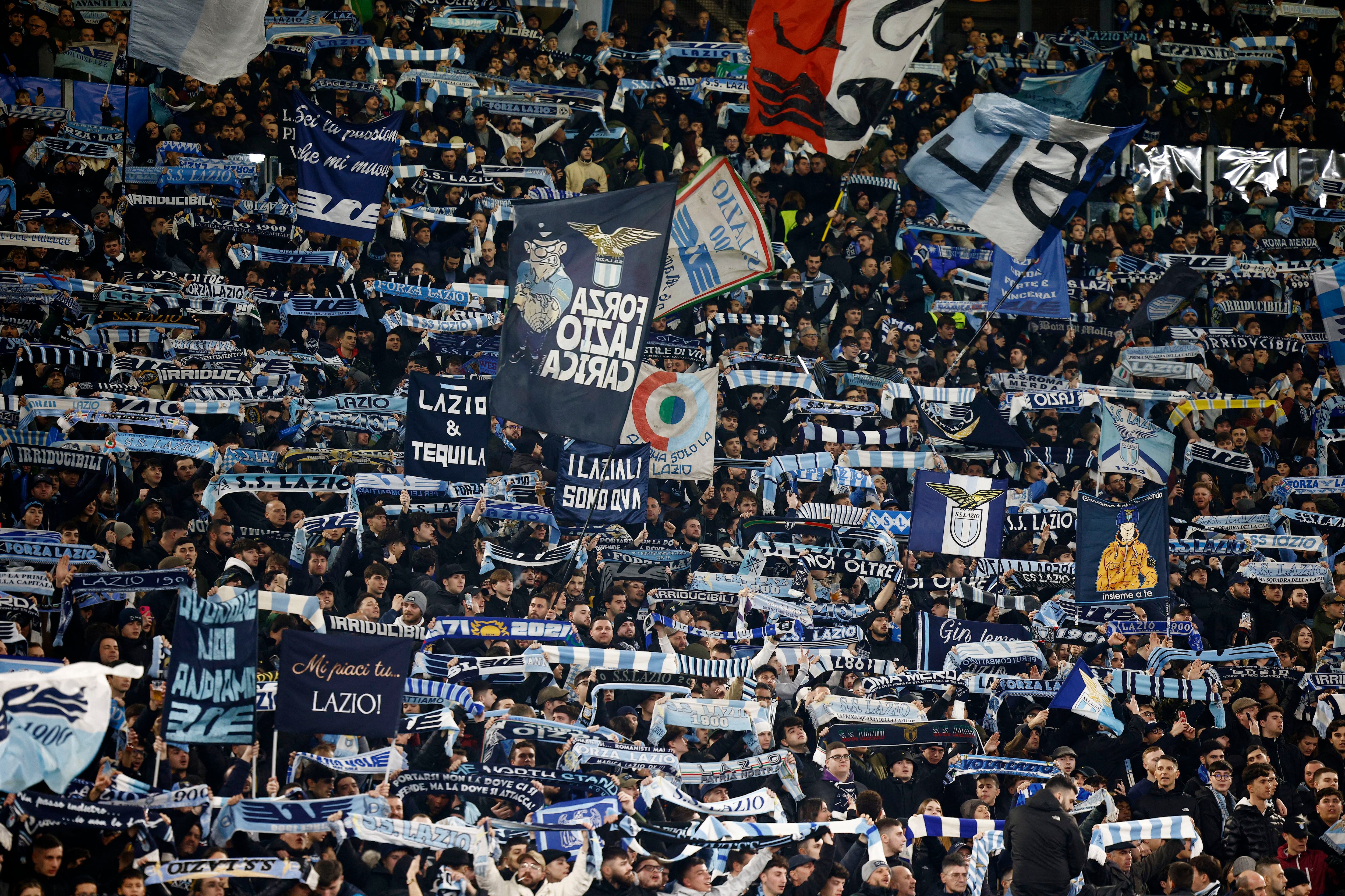 Una imagen de los fanáticos de Lazio en el estadio olímpico de Roma durante el partido de ida de octavos de final ante Bayern Múnich en Champions League (REUTERS/Guglielmo Mangiapane)