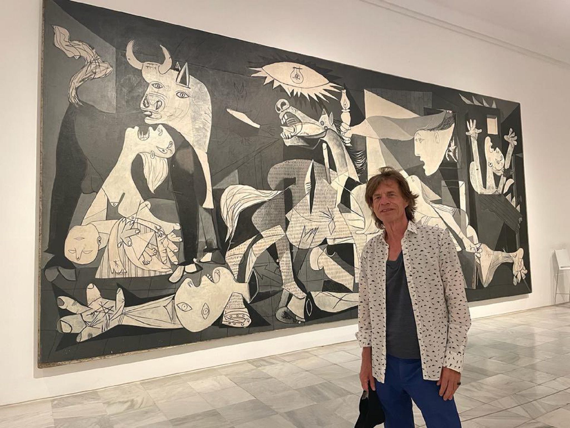 Qué dijo el Reina Sofía tras la polémica foto de Mick Jagger con el Guernica