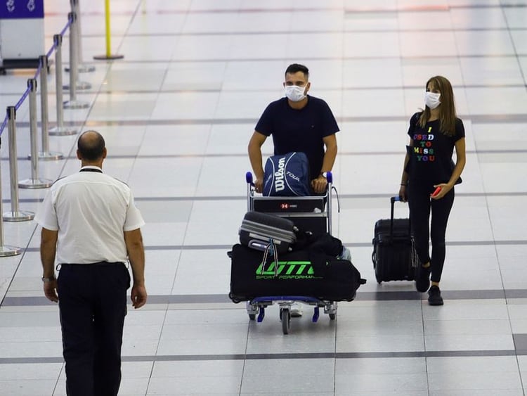 Dos pasajeros en el Aeropuerto Internacional Ministro Pistarini (Ezeiza) en Buenos Aires, Argentina (REUTERS/Matias Baglietto)