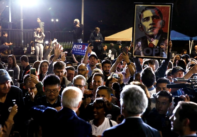 Los partidarios de Joe Biden sostienen un cartel de ESPERANZA del ex presidente Barack Obama saluda a la multitud en su manifestación de la noche del Supermartes en Los Ángeles, California. REUTERS/Elizabeth Frantz TPX IMAGES OF THE DAY