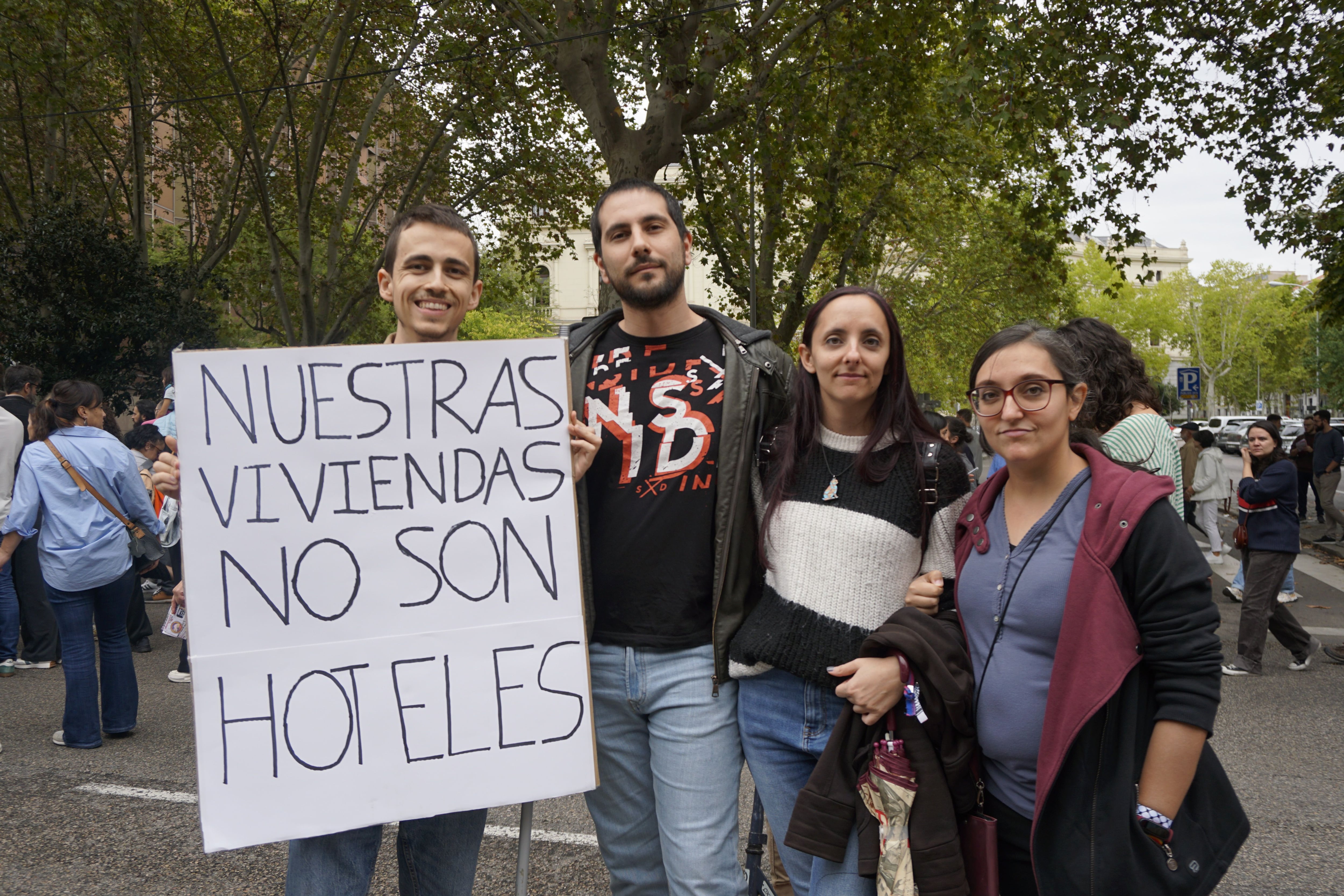 Andrés, Víctor, María y Teresa, en la manifestación de Madrid por los precios de los alquileres. (Lydia Hernández Téllez/Infobae)