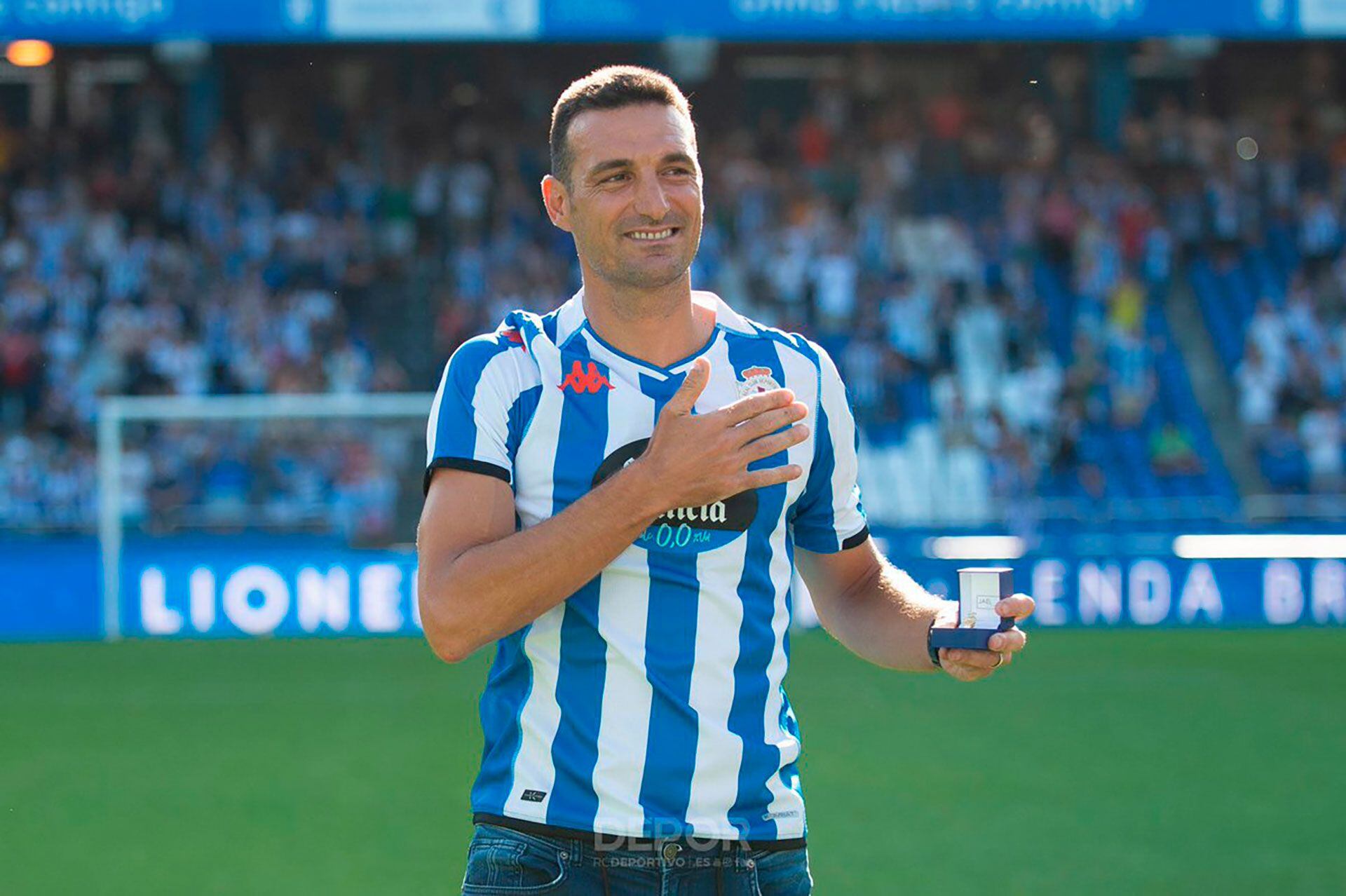 Lionel Scaloni fue homenajeado en La Coruña (@RCDeportivo)