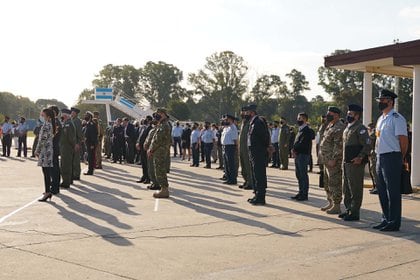 Autoridades del Ministerio de Defensa , del Estado Mayor Conjunto, la Armada  y Aerolíneas Argentinas acompañaron a los altos mandos de la Fuerza Aérea en la ceremonia de recepción de 737-700 (Franco Fafasuli)