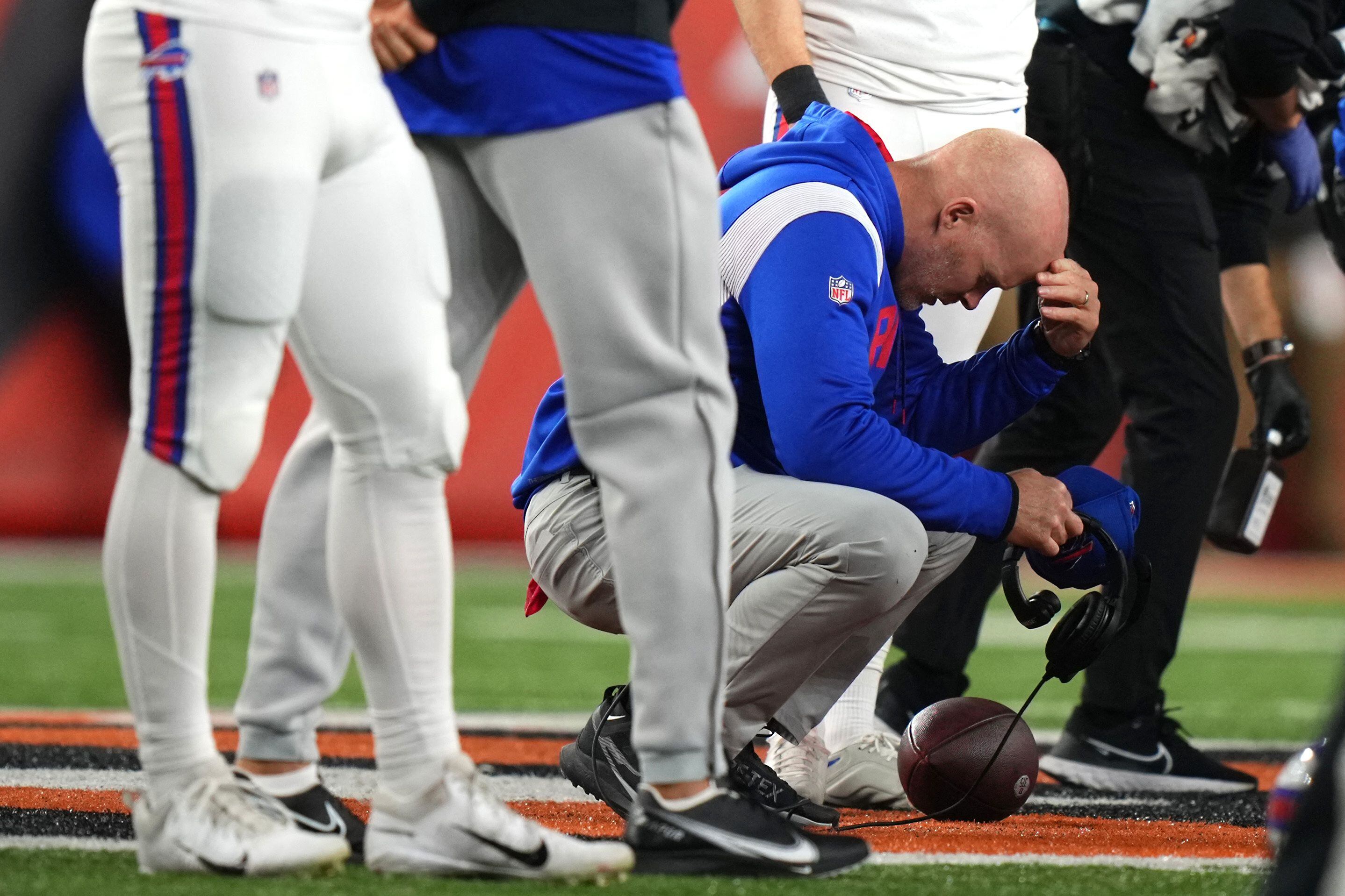 Damar Hamlin, jugador de los Bills de Buffalo colapsa en pleno partido de  la NFL: VIDEO