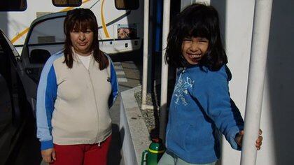 Esta es la última foto que le sacaron esa mañana a Sofía. Estaban en la estación de servicio, antes de ir al camping. Sus padres le pusieron un buzo azul, algo que suelen hacer en la estepa para evitar que se pierdan los niños. 