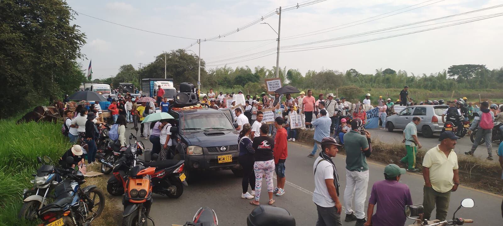 Padres Bloquearon La Vía Panamericana A Las Afueras De Cali Por Falta De Transporte Escolar 3263