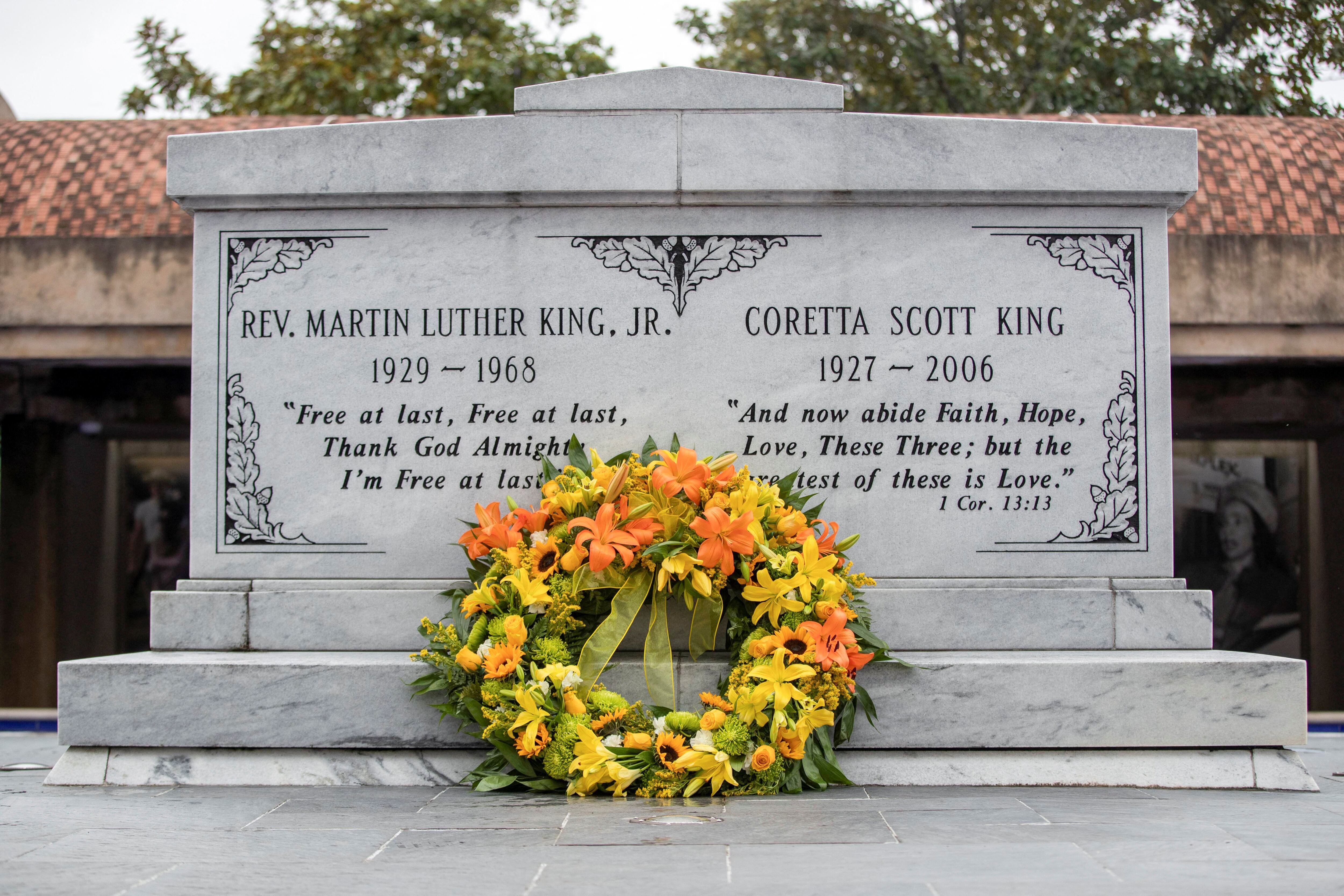 La tumba de Martin Luther King junto a la de su esposa, Coretta Scott King ubicada fuera del King Center en Atlanta, Georgia. El epitafio lleva las palabras finales de su discurso de 1963: "“¡Por fin somos libres! ¡Por fin somos libres! Gracias a Dios todopoderoso, ¡por fin somos libres!” (REUTERS/Alyssa Pointer) 