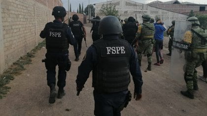 Autoridades detuvieron en Celaya a por lo menos 26 presuntos colaboradores del Cártel Santa Rosa de Lima (Fotografía: Twitter @alvacdev)