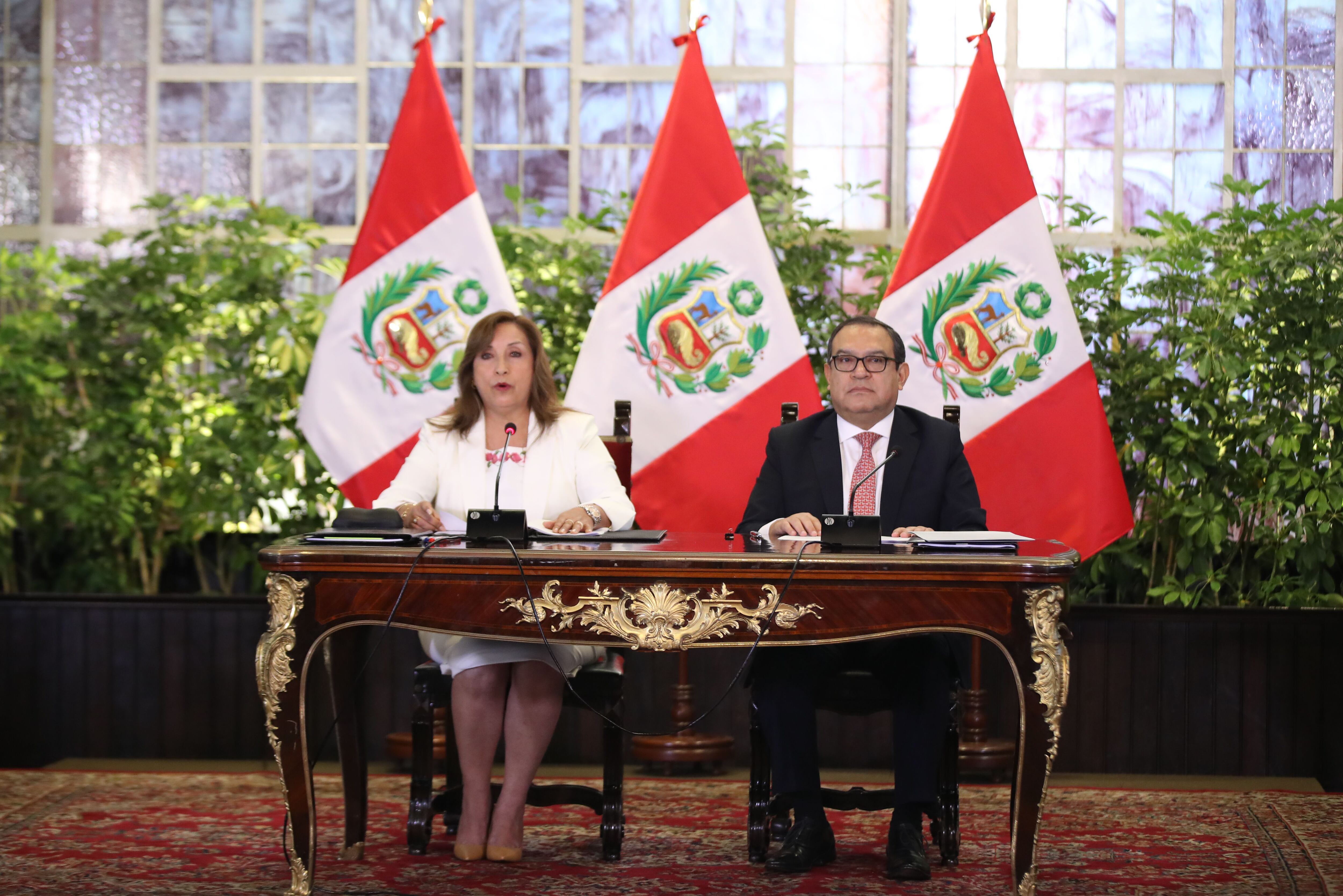 La presidenta Dina Boluarte acompañada del primer ministro peruano, Alberto Otárola, en una fotografía de archivo. EFE/Paolo Aguilar 