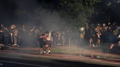 Los manifestantes corren mientras la policía antidisturbios dispara gas lacrimógeno para despejar el parque Lafayette el 1 de junio de 2020 (REUTERS/Ken Cedeno)