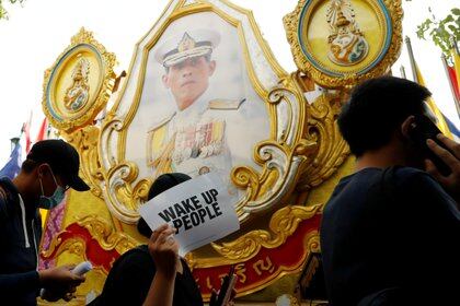 FOTO DE ARCHIVO: Manifestantes a favor de la democracia frente a una foto del rey tailandés Maha Vajiralongkorn durante una manifestación para exigir al gobierno que dimita, disuelva el parlamento y celebre nuevas elecciones bajo una constitución revisada, cerca del Monumento a la Democracia en Bangkok, Tailandia, agosto 16, 2020. REUTERS / Jorge Silva / Foto de archivo