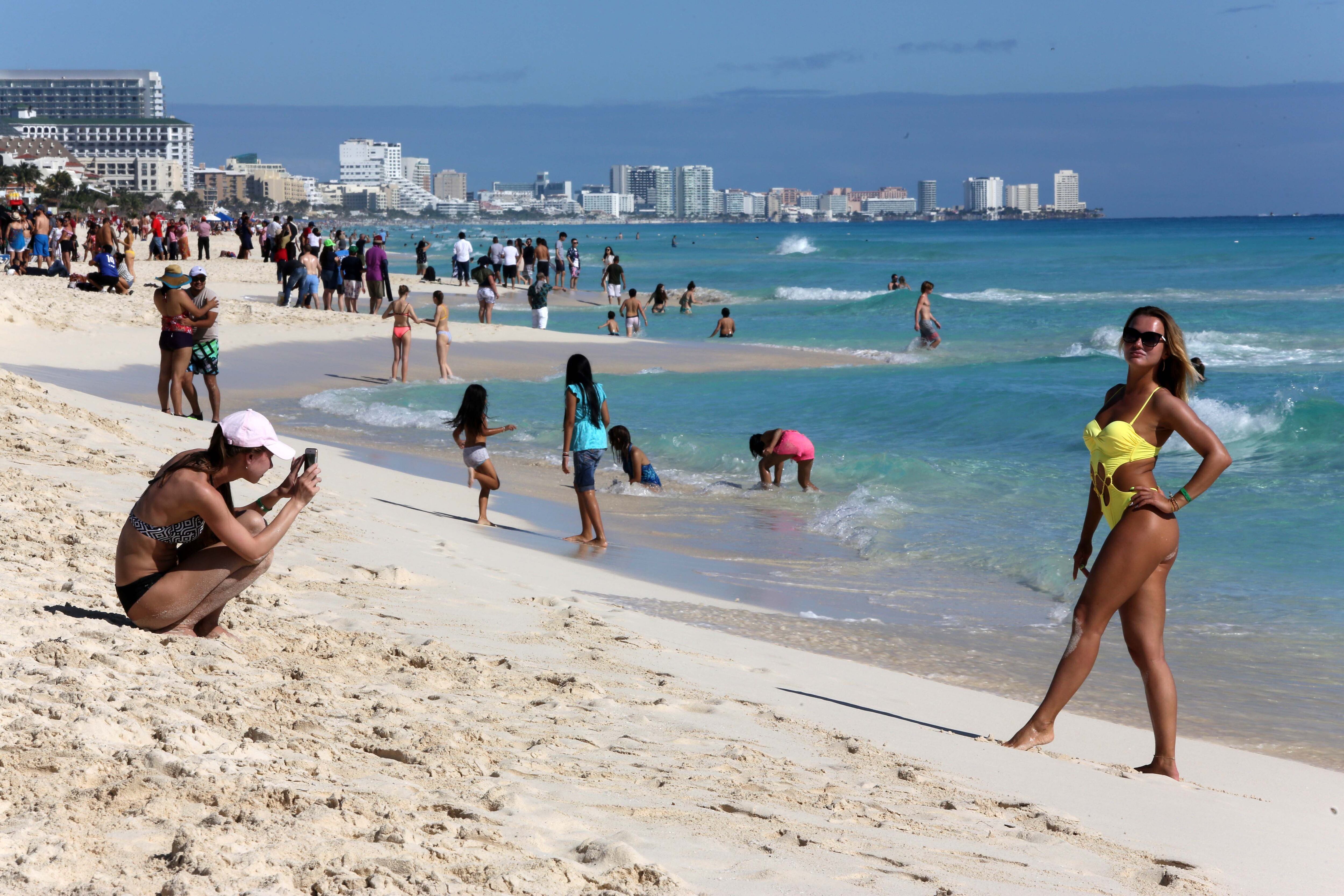 Turistas disfrutando de una playa en Cancún, estado de Quintana Roo (México). EFE/ Alonso Cupul 