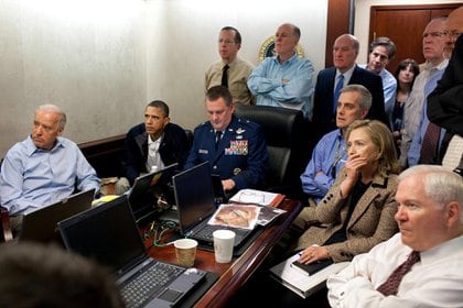 El entonces presidente de los Estados Unidos, Barack Obama y el vicepresidente Joe Biden, junto con miembros del equipo de seguridad nacional, reciben una actualización sobre la misión contra Osama bin Laden en la Sala de Situación de la Casa Blanca, el 1 de mayo de 2011.   REUTERS/White House/Pete Souza