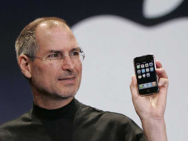  Steve Jobs presenta el iPhone de primera generación en el año 2007.