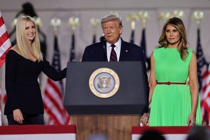 Ivanka con su padre y su madrastra Melania Trump.  REUTERS / Carlos Barria