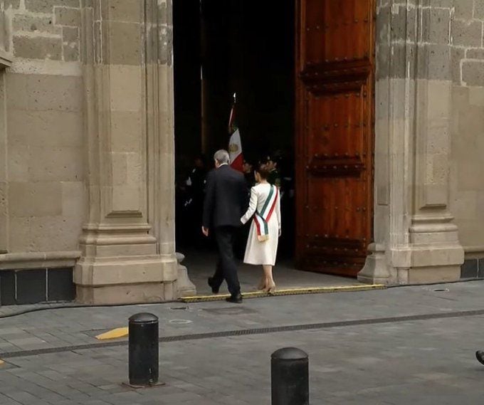 El momento en que la presidenta llega a Palacio Nacional. (X @Punto4T)