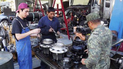 Los militares también capacitan a jóvenes para incluirlos en el campo laboral (Foto: Sedena)