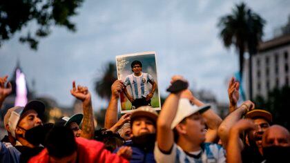 Afuera de la Casa de Gobierno, miles de personas esperan brindarle el último adiós a Diego Armando Maradona (EFE/Juan Ignacio Roncoroni)