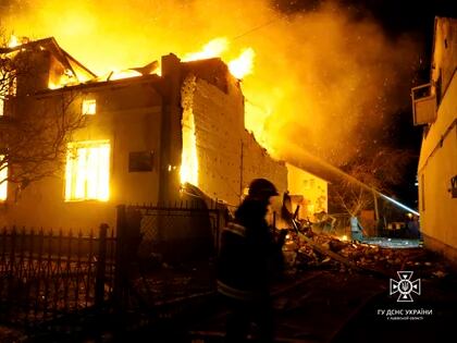 Los bomberos trabajan para sofocar un incendio tras un ataque con drones rusos, en Dublyany, en la región de Lviv, Ucrania, el 1 de enero de 2024. (Servicio de Emergencias de Ucrania vía AP)