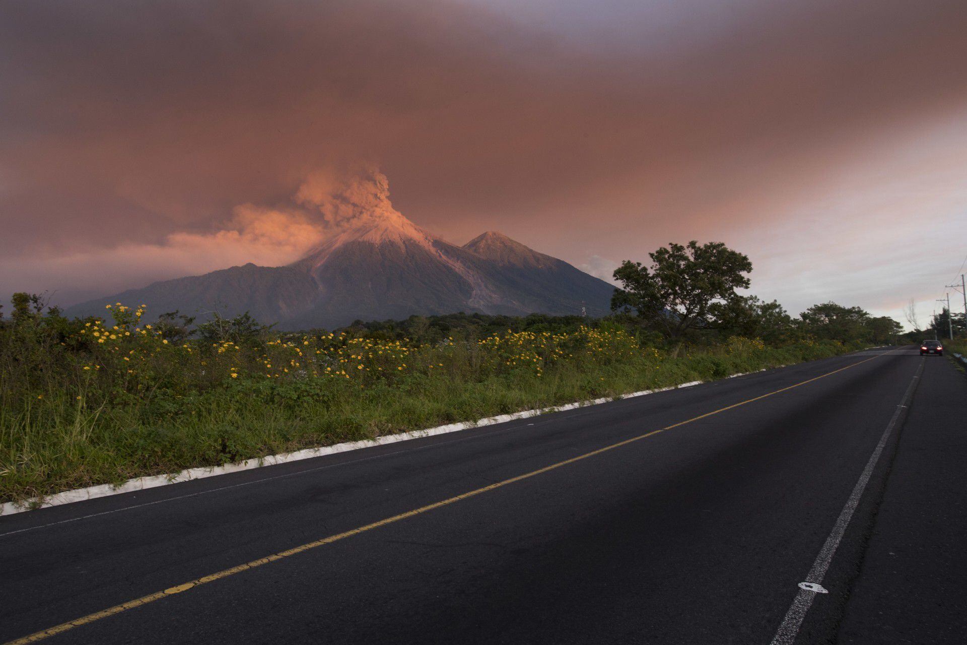 El Volcán de Fuego arroja lava fundida caliente y cenizas desde su cráter en Escuintla, Guatemala, el 19 de noviembre de 2018. (AP/Moisés Castillo)