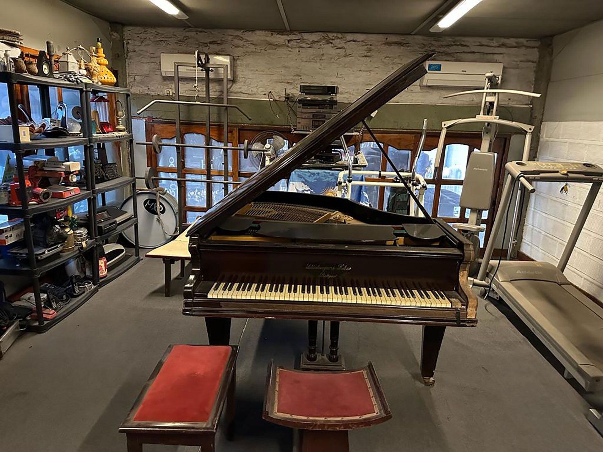 El piano de 1809, una de las joyas guardadas de Ramírez en Expomáquina