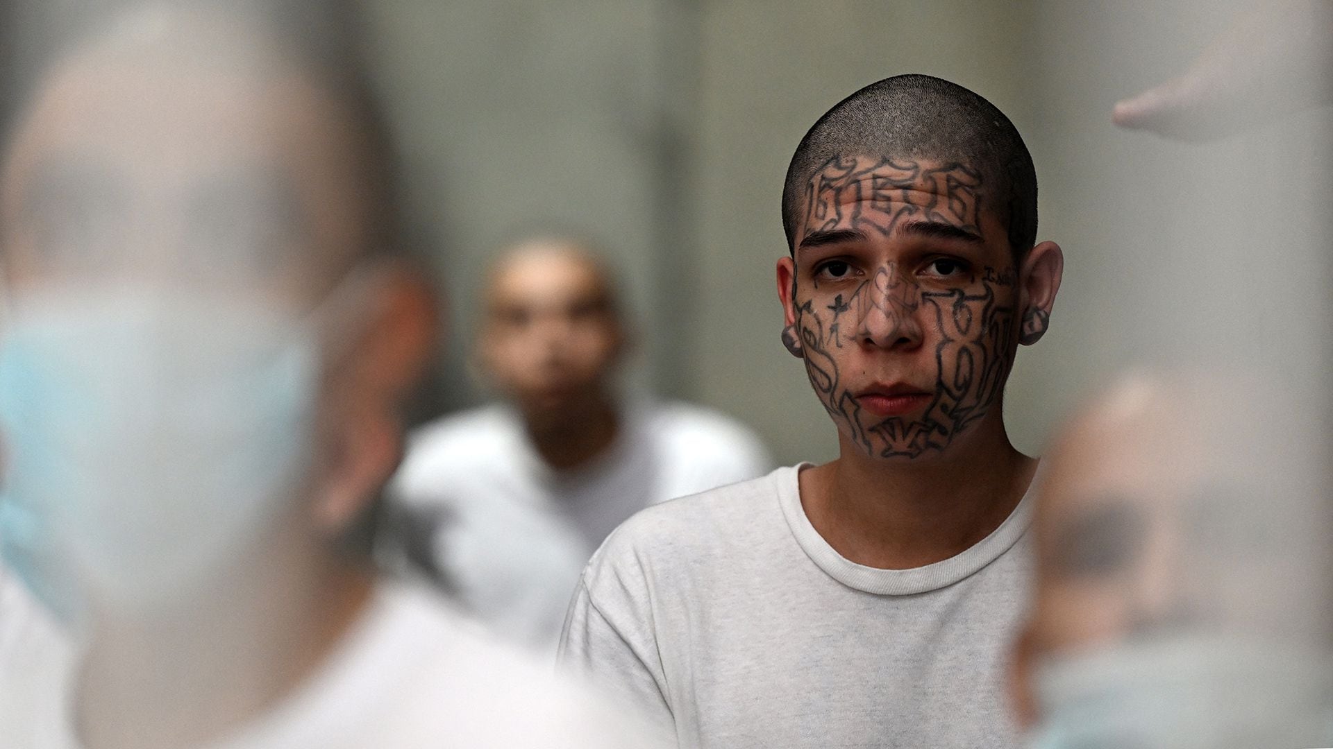 La cárcel fue construida para recluir a parte de los más de 72.000 pandilleros detenidos bajo un régimen de excepción decretado en marzo de 2022 por el Congreso a petición de Bukele (AFP)