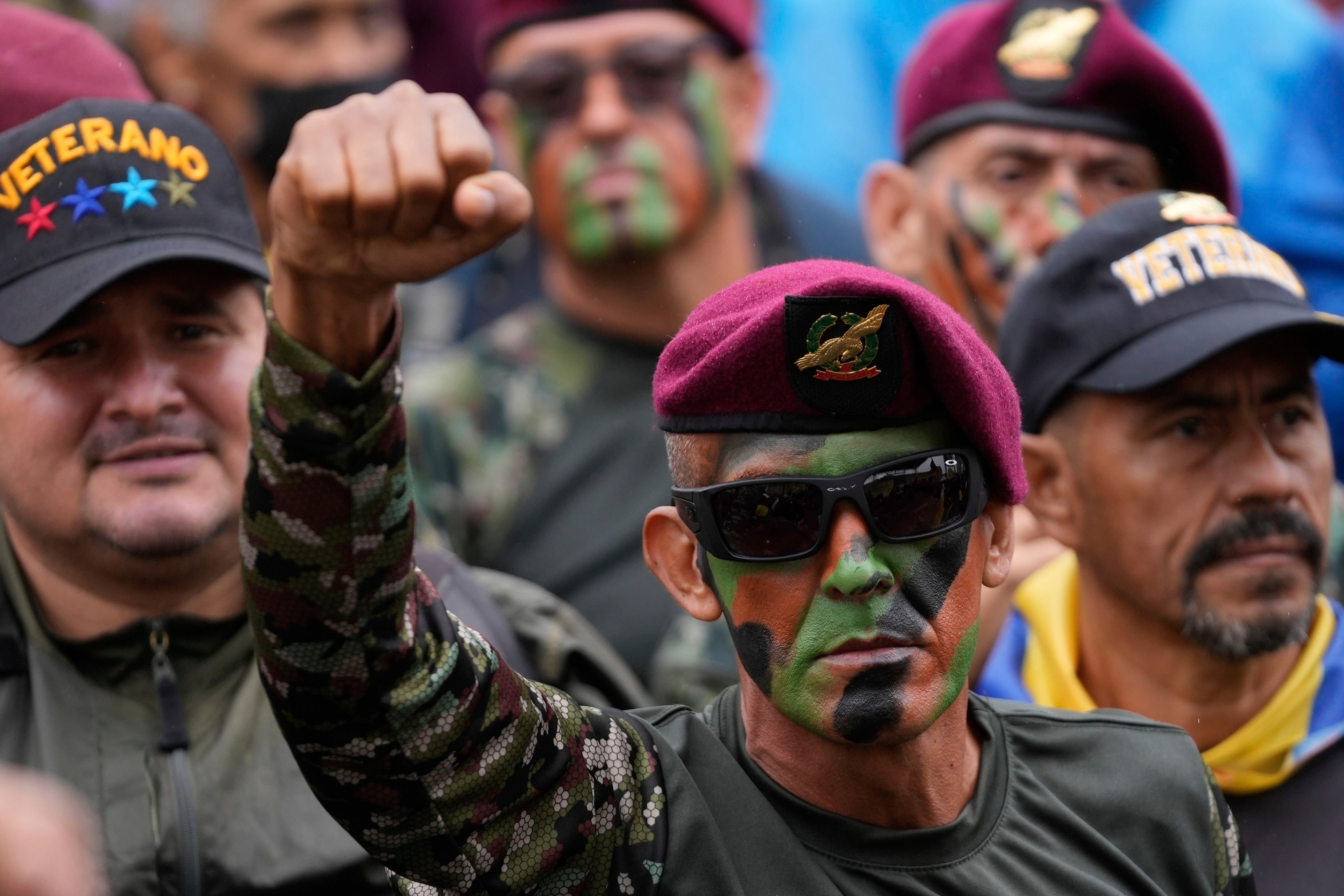 El 19 de julio de 2023, los militares retirados salieron a las calles para protestar en contra del Gobierno de Gustavo Petro - crédito Fernando Vergara/AP