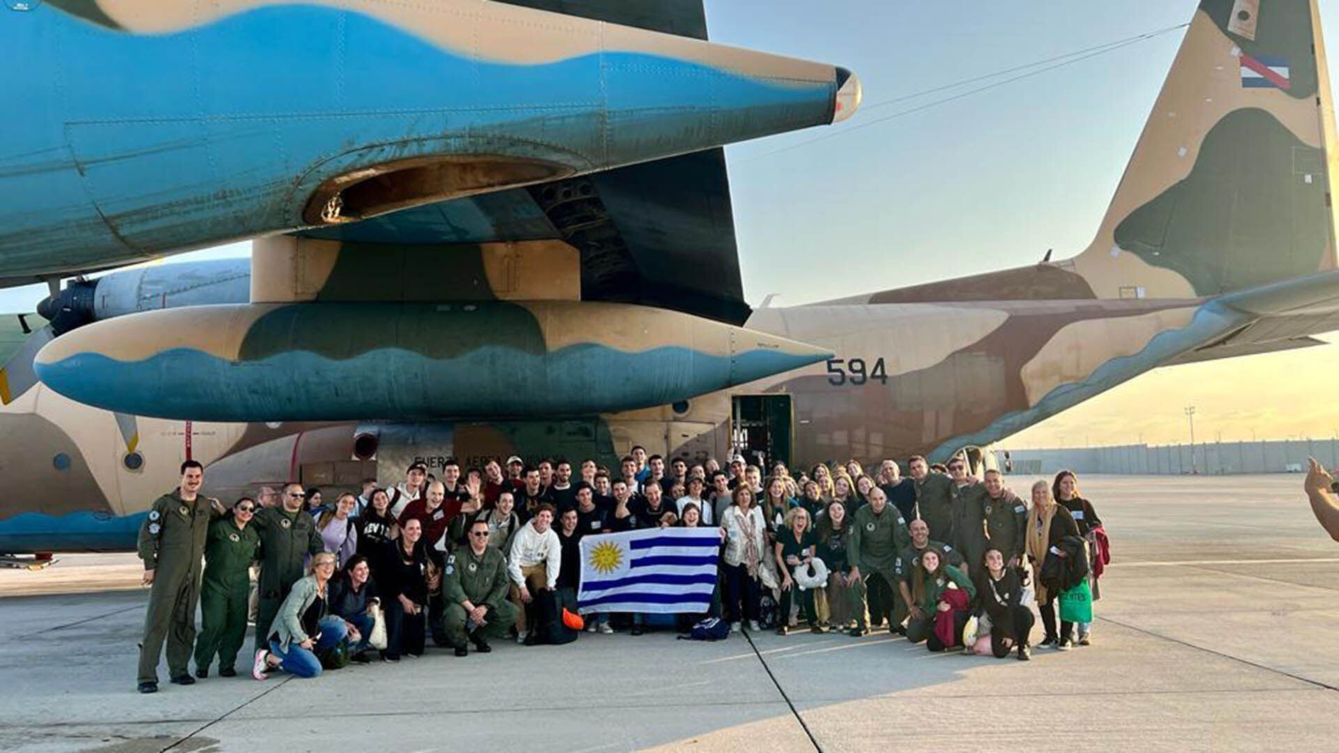 Un grupo de 80 uruguayos en Tel Aviv previo a viajar en el Hércules hacia Madrid, en el inicio de su repatriación a Uruguay (Ministerio de Defensa Nacional)