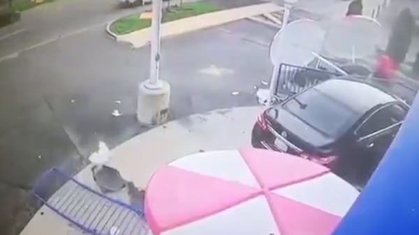 El auto los embistió ferozmente (Captura de video)