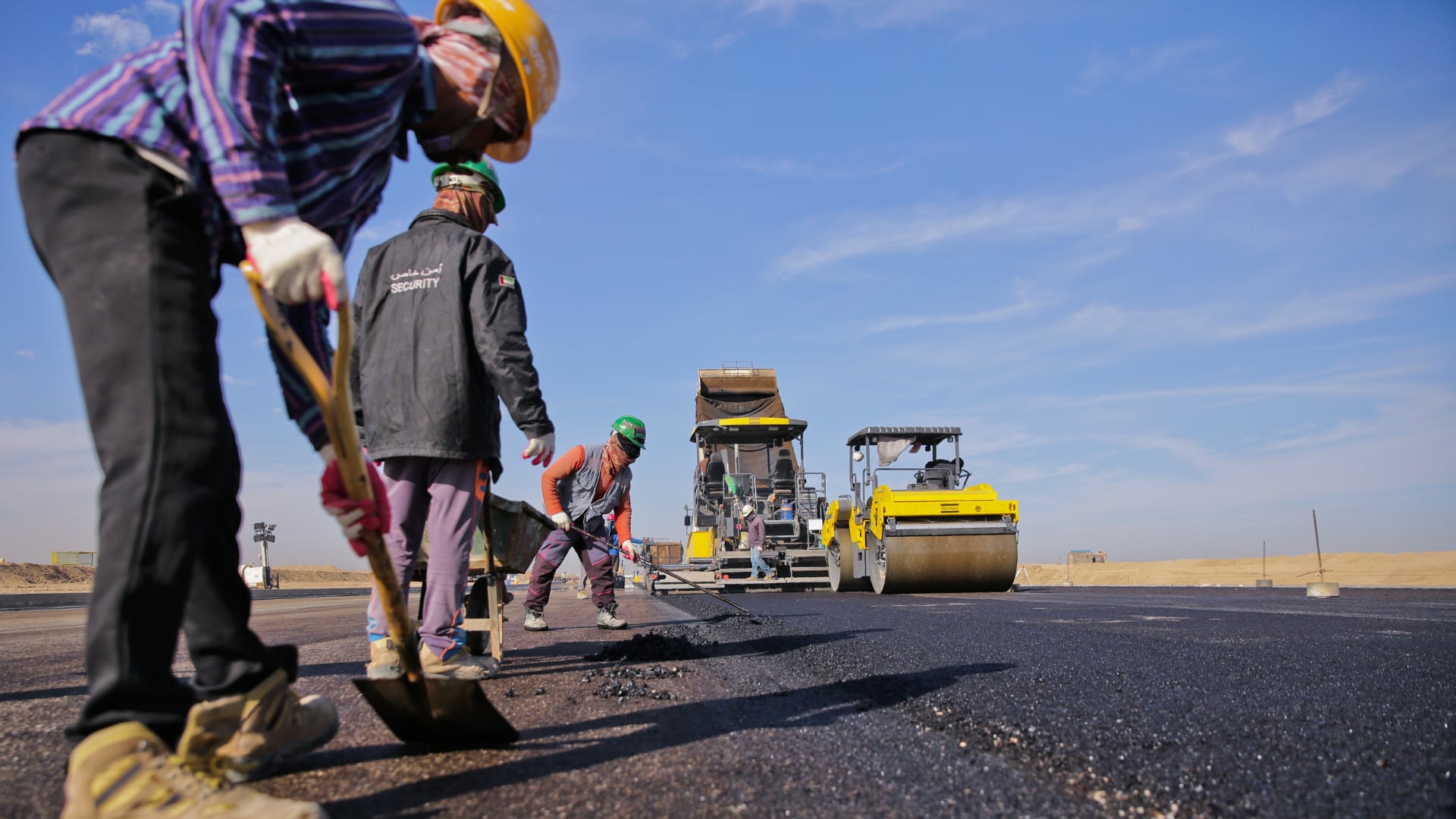 Las especializaciones clave para asegurar la rentabilidad en estas industrias incluyen gestión de mantenimiento, operación y control de la producción de maquinaria, gestión de reemplazo y overhauls, ingeniería de confiabilidad, seguridad y ergonomía, gestión de costos y financiamiento.