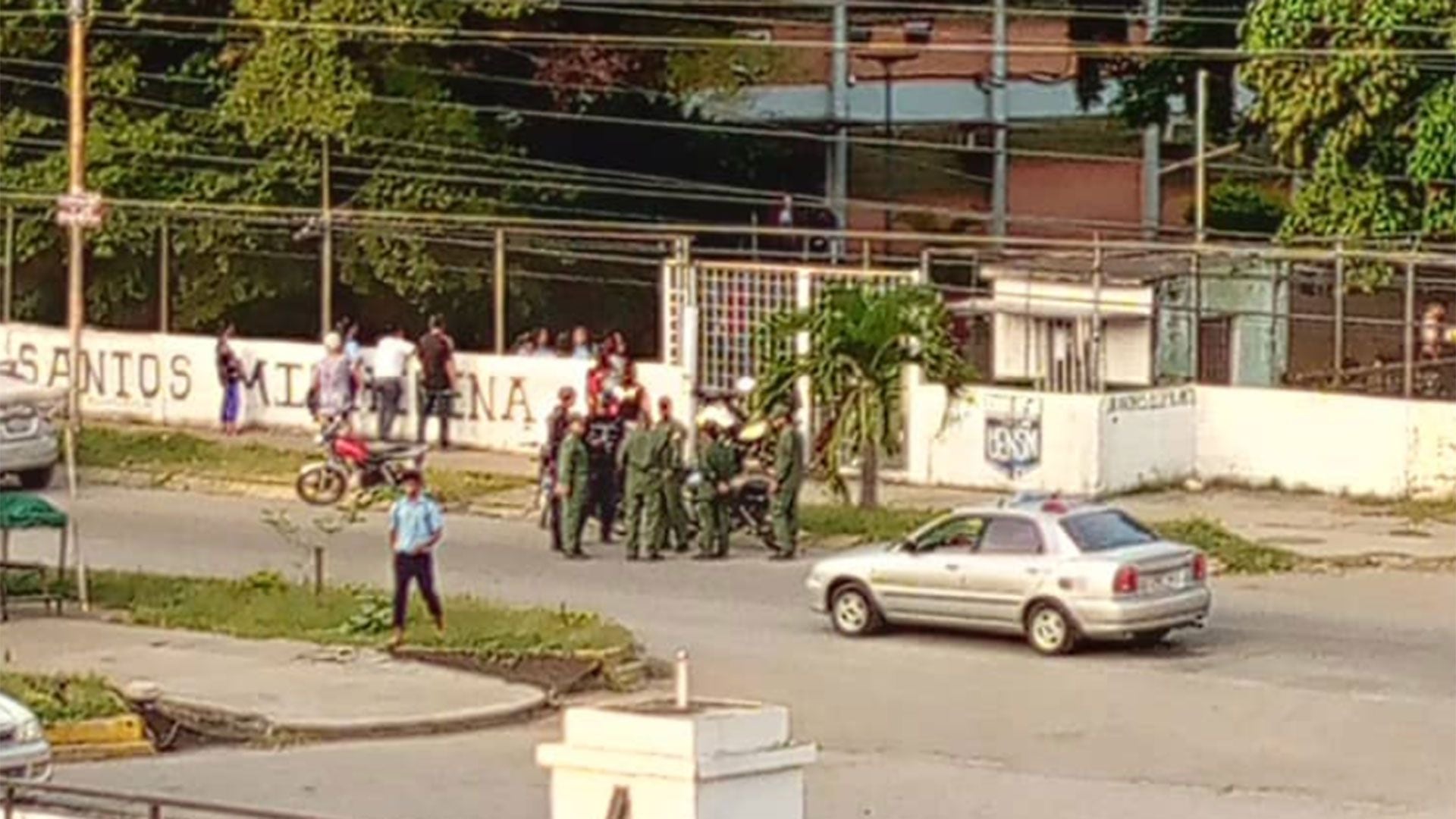 Militares a las puertas de la Escuela Santos Michelena, Caña de Azúcar, municipio Mario Briceño Iragorry, estado Aragua