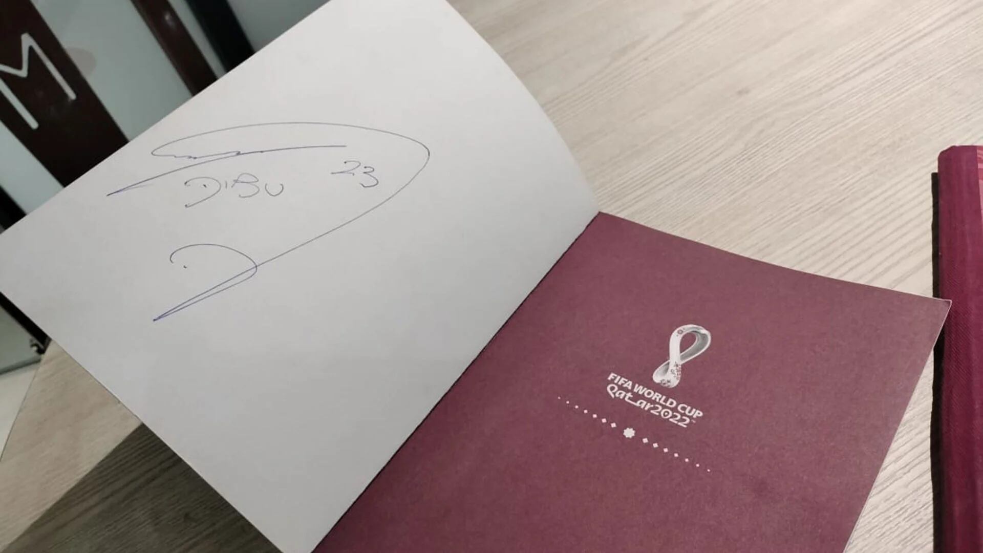 Emiliano dejó su autógrafo en un libro del Mundial de Qatar (Foto: AFP)