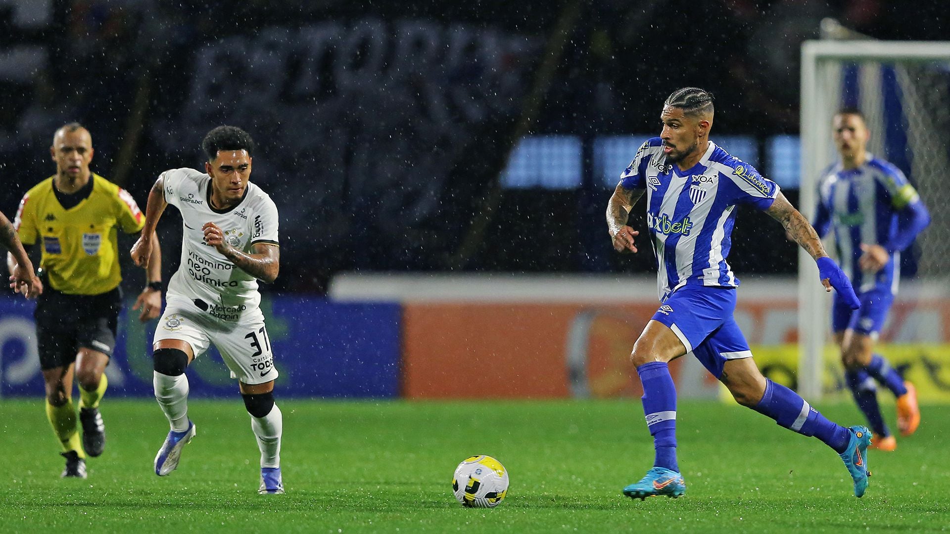 Paolo Guerrero en Avai de Brasil