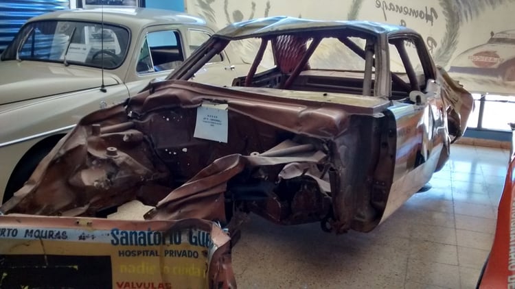 Así quedó el Dodge de Mouras tras el vuelco en Bahía Blanca en 1983. Sus restos descansan en el museo del 