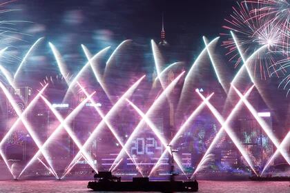 Los fuegos artificiales explotan sobre el puerto de Victoria para celebrar el año Nuevo en Hong Kong, China el 1 de enero de 2024. REUTERS/Tyrone Siu
