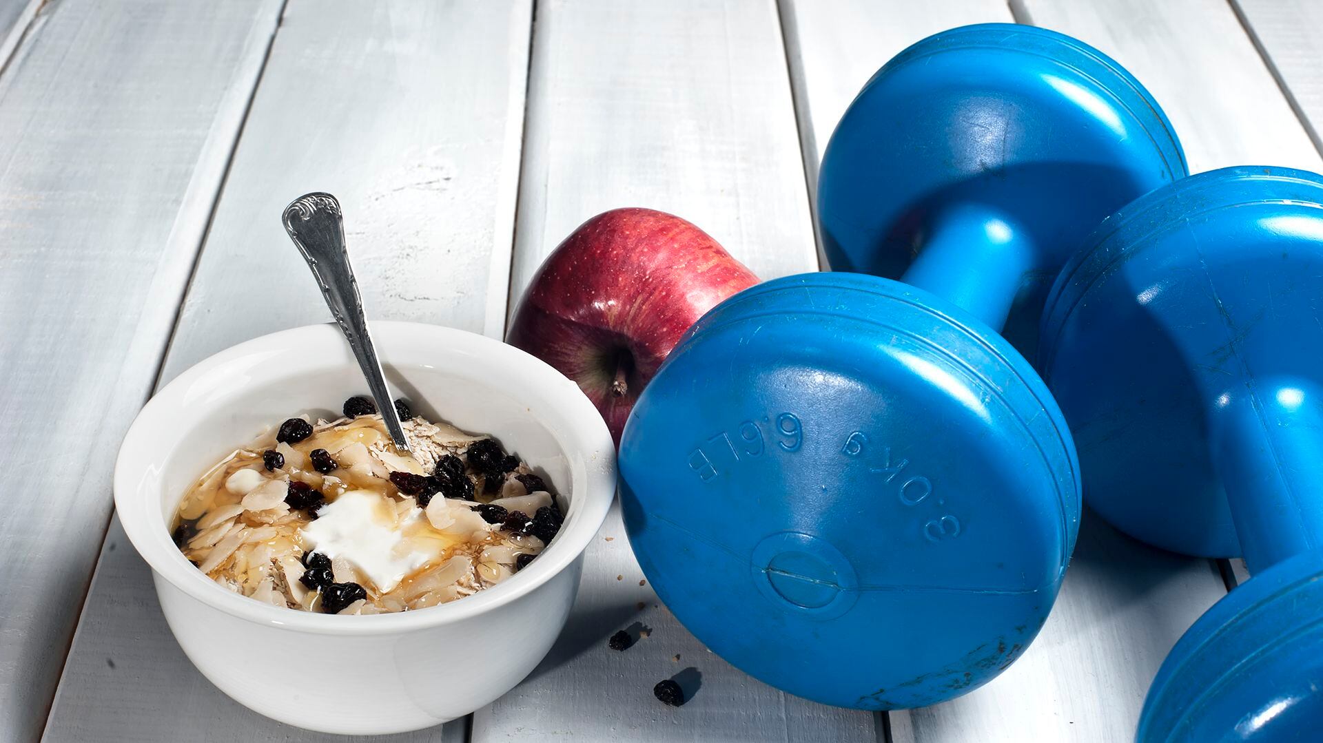 Un vaso de leche chocolatada y una banana o un yogur con cereales son algunas opciones para comer post entrenamiento (Getty)