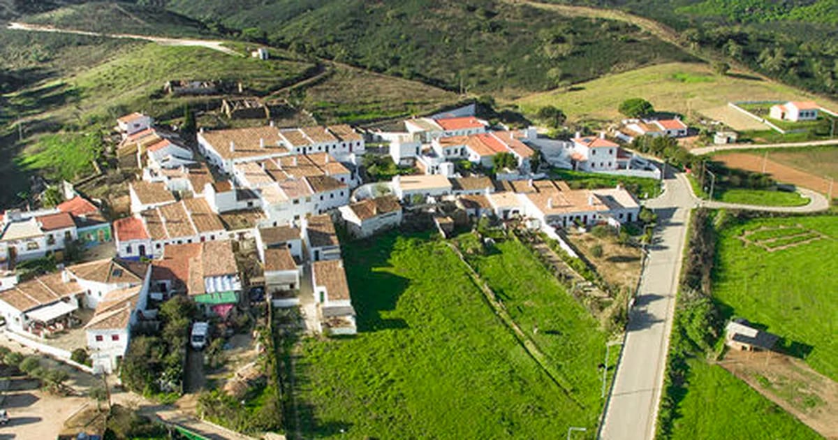 A aldeia abandonada em Portugal que foi reconstruída e agora tem alojamento para turistas no meio de um parque natural