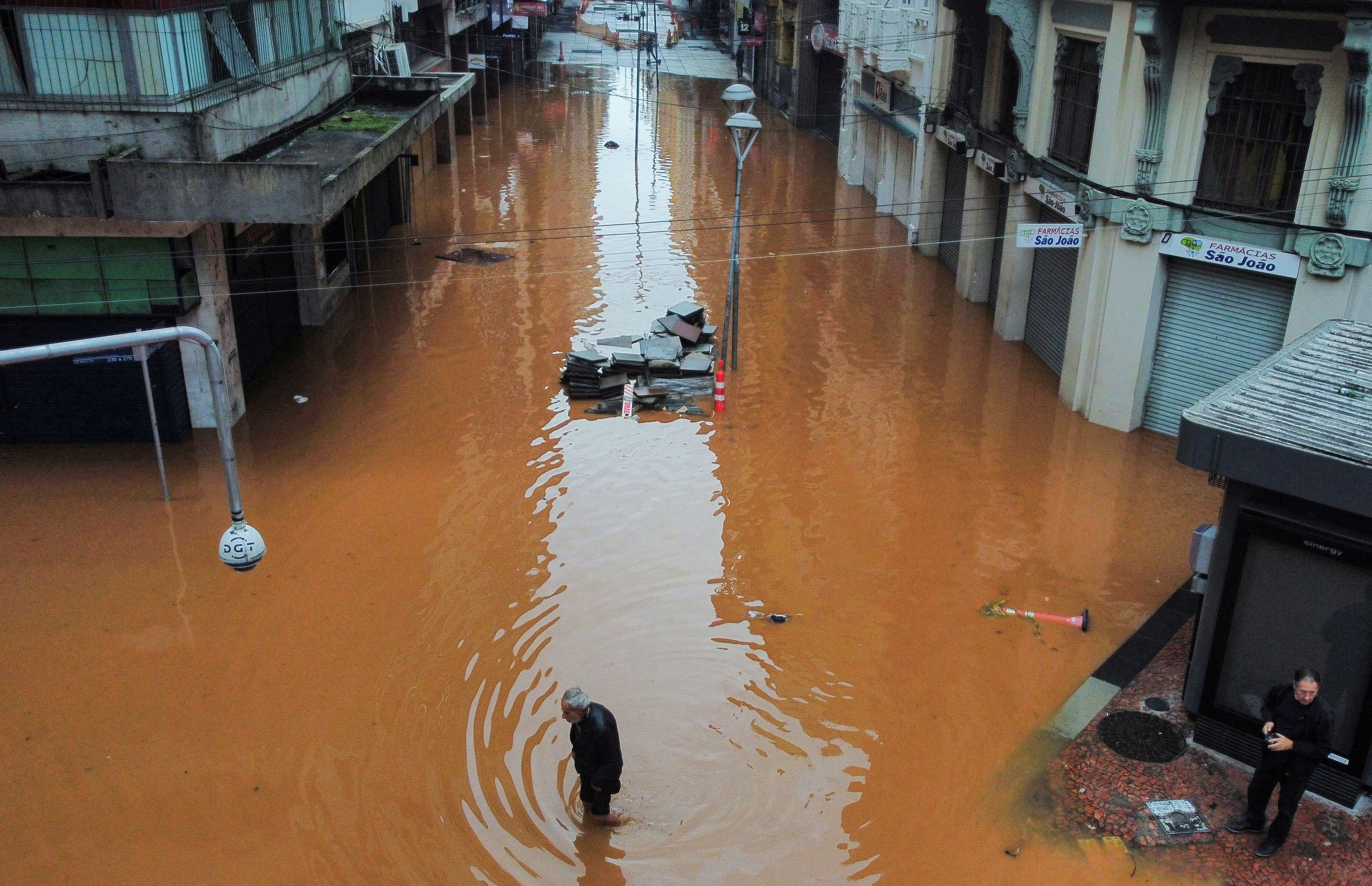 Una calle inundada en Porto Alegre, Rio Grande do Sul (REUTERS/Renan Mattos)