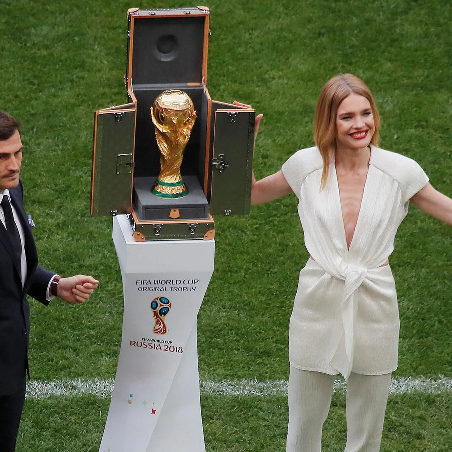 Quién es la modelo que presentó la Copa Mundial junto a Iker Casillas?