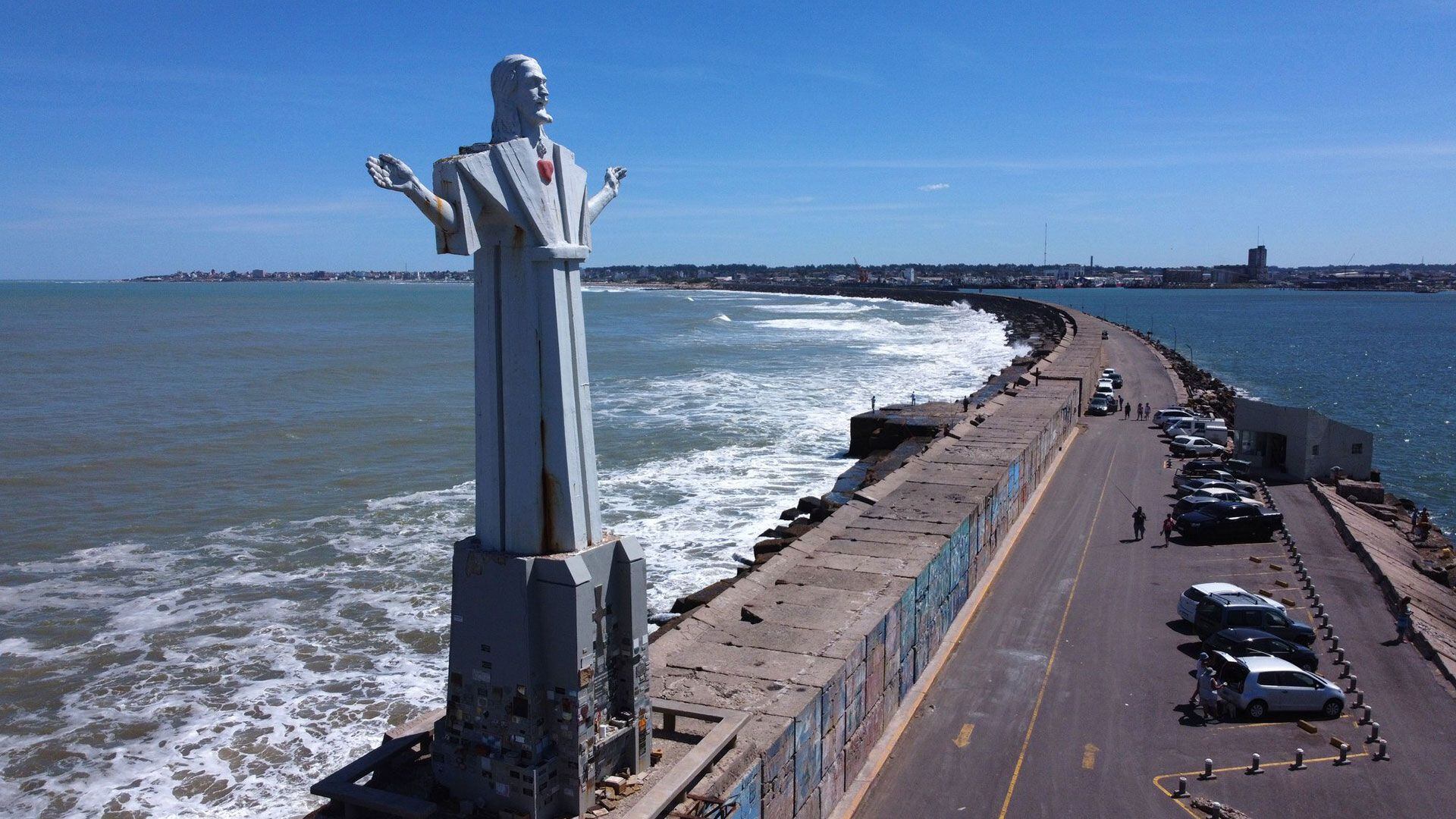 escultura del Cristo en la escollera de Mar del Plata