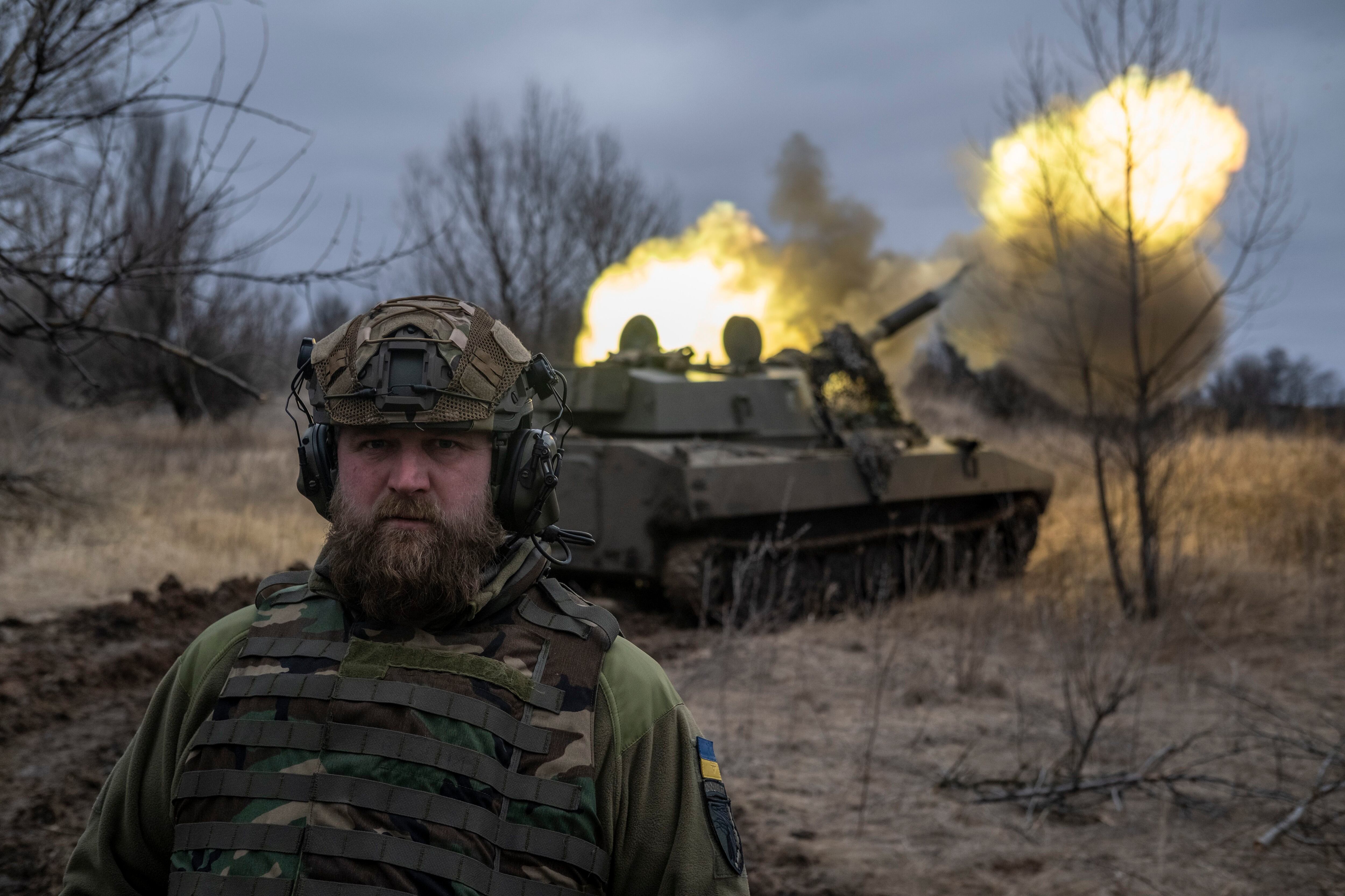 Archivo - Un militar ucraniano observa a la cámara mientras un vehículo de artillería autopropulsado dispara contra posiciones rusas desde la región de Donetsk, Ucrania, el 2 de marzo de 2023. (AP Foto/Iryna Rybakova, Archivo)